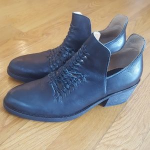 Latigo black leather ankle boots